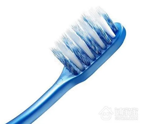 刷牙时牙刷选硬毛还是软毛的好？软毛和硬毛牙刷优缺点