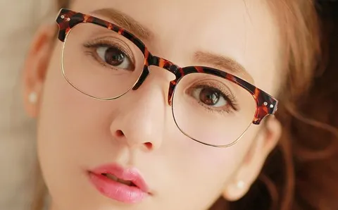长期戴变色近视眼镜好吗？近视眼镜会越戴越近视吗？