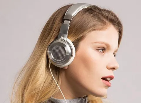 头戴式耳机和入耳式耳机哪个好？哪个对听力的危害大？
