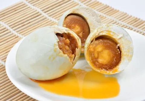 咸鸭蛋黄外面一层发黑能吃吗？4个小方法辨别是否变质？