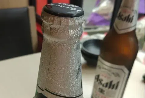 啤酒盖上为什么要包一圈铝箔纸？铝箔纸有什么效果？