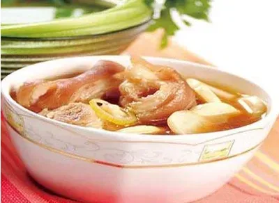 猪蹄茭白汤有哪些功效作用？产后催奶猪蹄茭白汤做法？
