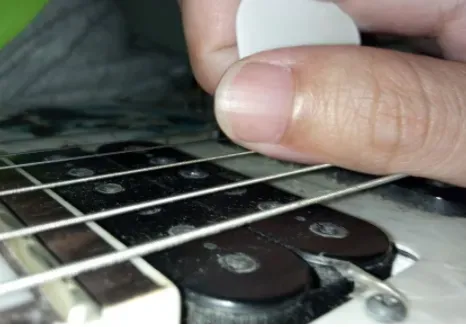 电吉他扫拨怎样消音？有哪些适合在家用的电吉他音响？