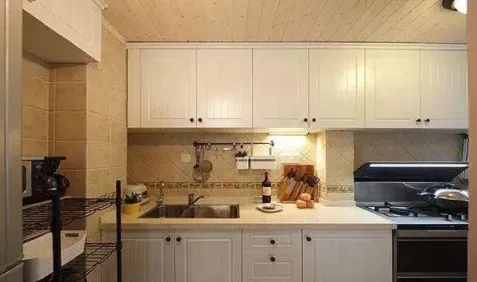 台面燃气灶和洗菜盆安装有固定位置吗？哪个左哪个右？