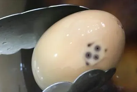 鸡蛋剥皮后蛋黄位置有黑点是什么？吃后对身体有影响吗？