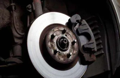 刹车盘多少公里换一次？刹车盘生锈会影响刹车的性能吗？